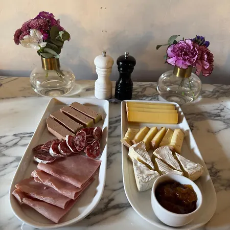 Le Logis D'equilly Bed & Breakfast 3*